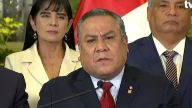 Caos en el gobierno: Adrianzén reunicia horas antes de censura