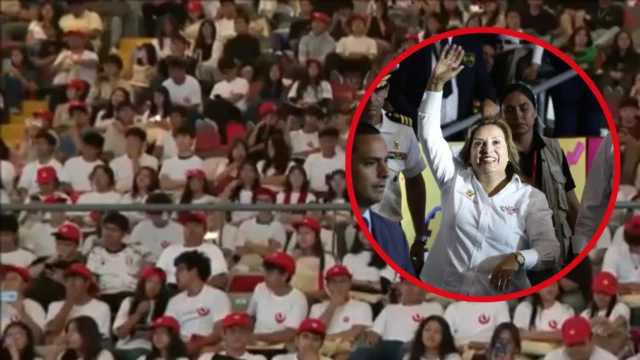 «Fuera Dina»: Estudiantes de Beca 18 abuchean a Presidenta Boluarte