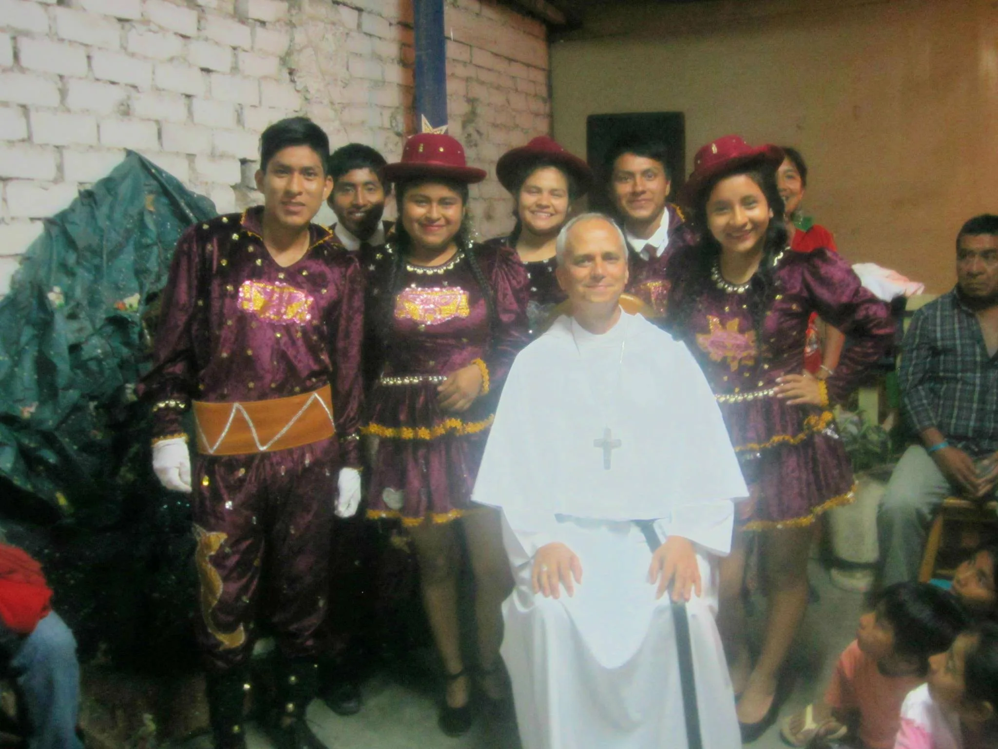 nuevo papa posa con elenco de danzas de saya en peru