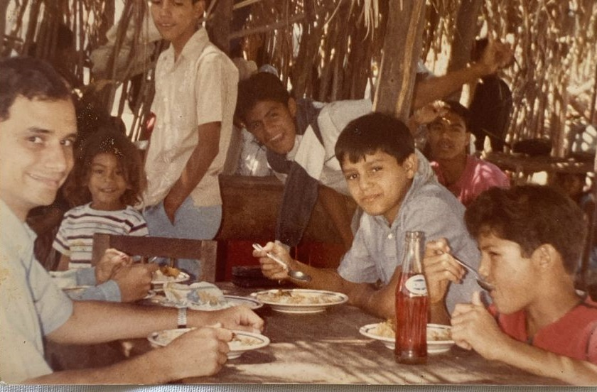 papa leon xiv en peru comiendo almuerzo durante mision apostolica en los años 80s