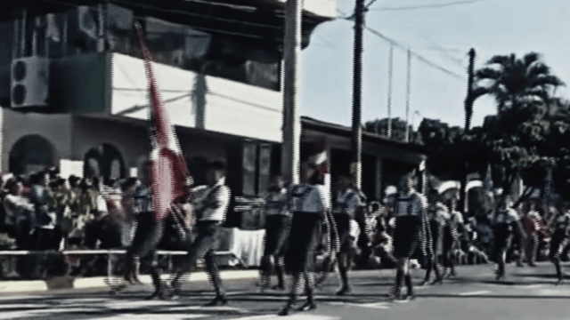 Autoridades exponen a escolares al peligro durante desfile patriótico